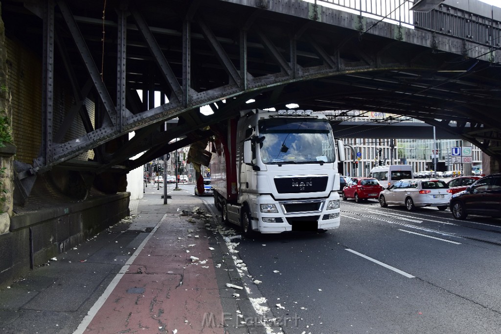 LKW blieb unter Bruecke haengen Koeln Deutz Opladenerstr Deutz Muelheimerstr P009.JPG - Miklos Laubert